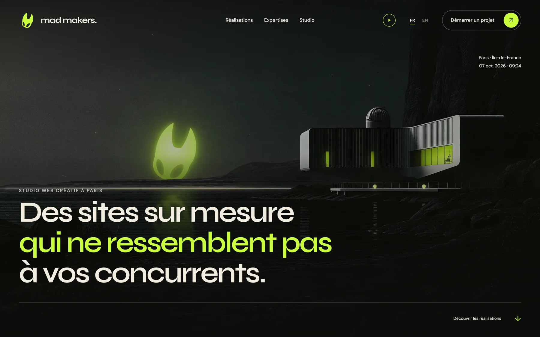 Accueil de mad-makers.fr : le logo félin lumineux au-dessus de l’eau, une maison d’architecte de nuit et le titre « Des sites sur mesure qui ne ressemblent pas à vos concurrents »